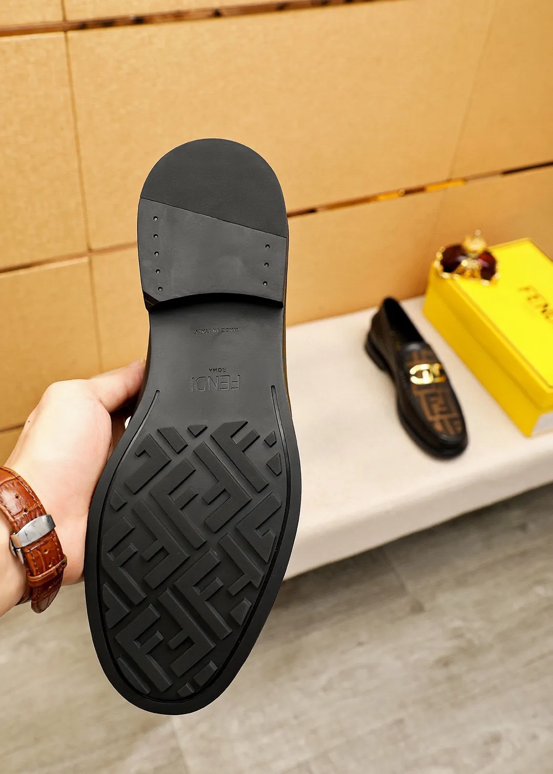 Men's shoes 💰460💰💐 Product trademark: FENDI [Fendi] casual leather shoes Regular size: 38-44 (45🉑️customized) Product materials: Selected imported first-layer cowhide upper + luxury hardware buckle, imported cowhide lining. Strong three-dimensional visual effect, rubber outsole Color: 2⃣️colors available